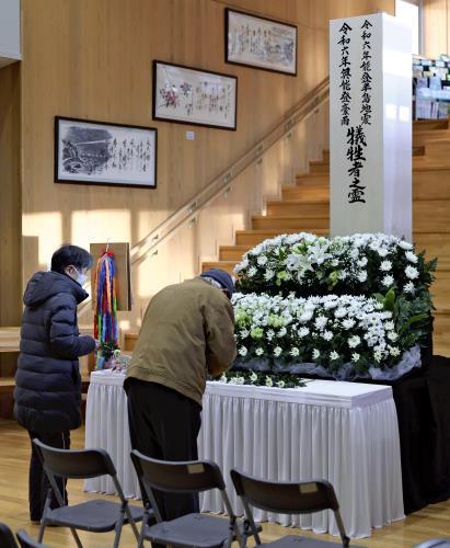 珠洲の学校に献花台、６０年来の親友亡くした女性「もう会えないと思うとさびしい」