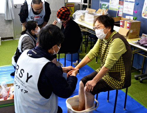 石川・穴水町の仮設住宅団地の近くで足湯のボランティア…住民「ぽかぽかになった」と笑顔