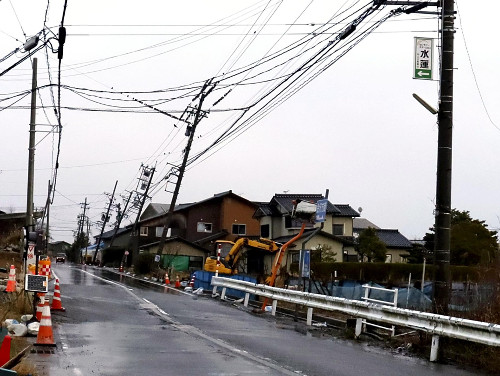 家が傾いたまま「あっという間の１年、復旧は進んでいない」…液状化で６８７棟が全半壊の内灘町