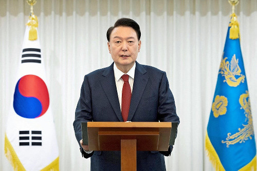 韓国・尹大統領「この国を守るため最後まで戦う」…公邸前に集まった支持者らにメッセージ