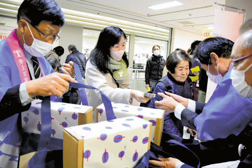 松本市の百貨店「井上」で最後の初売り…市内ではヨーカドー、パルコも相次ぎ閉店予定