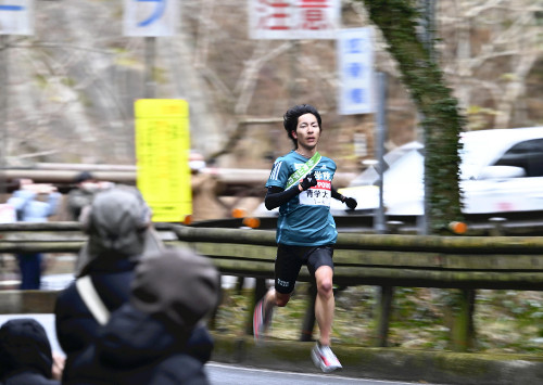 「転がり落ちろ」と書かれたシューズで区間新、青学大・野村「きつくなった時は下を向いた」