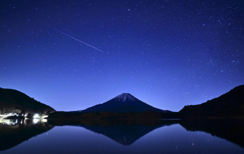 富士の峰に輝く「しぶんぎ座流星群」、カメラマンも歓声…山梨・精進湖畔