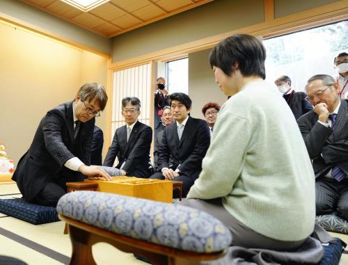 新将棋会館で和やかに「指し初め式」…羽生善治会長らが一手ごとに対局