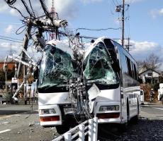 愛知県半田市で大型バスが電柱に衝突、乗客数人がけが…車体中央部が大破