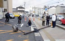 島根・出雲市で照明灯折れる、集団登校中の小２児童が右足骨折…「突風で倒れた」と話す児童も