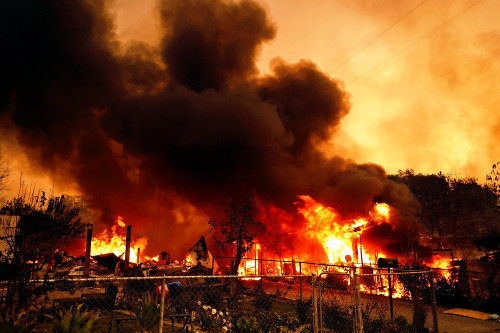 ロス山火事でバイデン大統領「大規模災害」宣言…５人死亡、１１００棟焼失し４０万戸停電