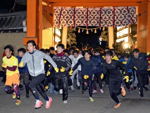 西宮神社「福男選び」に５０００人、一番乗りは初参加の高校生…「能登の人にも自分の福を分けたい」