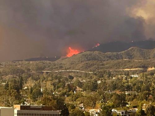 ロサンゼルス山火事、略奪で逮捕者も…ハリウッド観光にも影「コロナ禍以外ではこんな事態初めて」