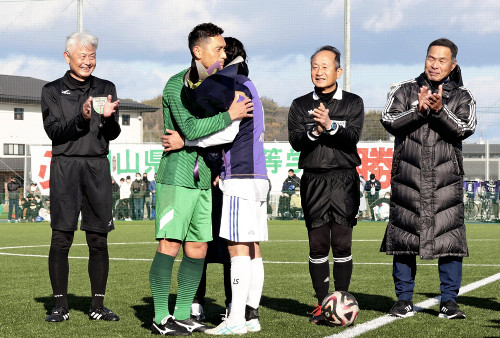 県予選決勝「幻のゴール」から２２年、元日本代表・青山敏弘さん引退記念試合で両校ＯＢに雪解けの涙