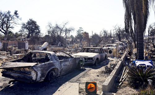 ロサンゼルスの山火事、死者２４人に…強風予報で「爆発的な火災の拡大」に警戒呼びかけ