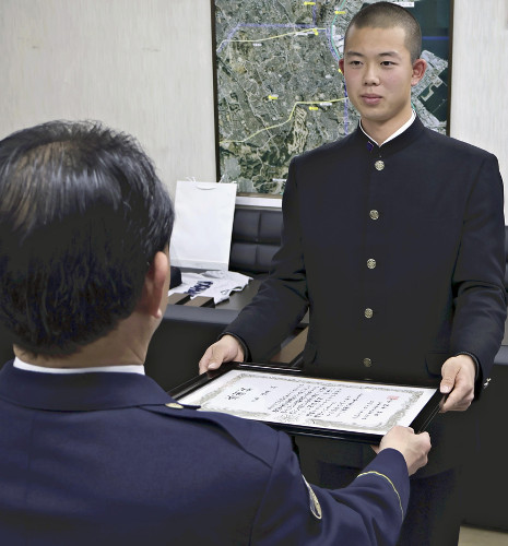 横浜高の２年生捕手、部活帰りに血を流し座り込んだ男性を見かけ保護…警察官来るまで守り続ける