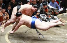 綱取りのかかる大関・豊昇龍４連勝、横綱照ノ富士は２敗目…宇良は大技の伝え反りで勝ち星