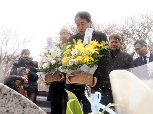 ４１人死傷の軽井沢バス事故、遺族代表が形見のマフラー巻いて献花…９年の月日に「風化させない」