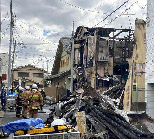 川崎市で木造アパート２棟が全焼…焼け跡から１人の遺体・２人心肺停止