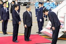 阪神大震災から３０年の追悼式典に出席、両陛下が神戸空港に到着…即位後初めて