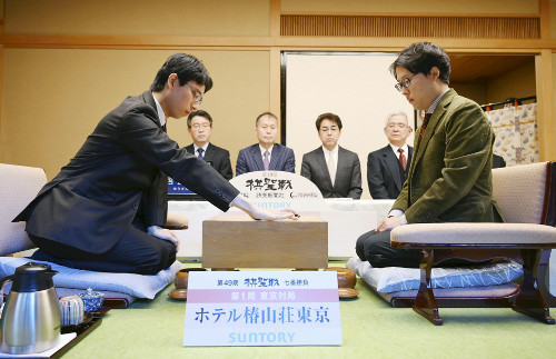 囲碁の棋聖戦第１局、一力遼棋聖が井山裕太王座との難解な戦いで９９手目を封じ１日目終了