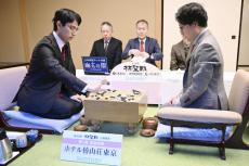 囲碁の棋聖戦第１局再開、一力棋聖は封じ手で右辺を急襲…井山王座は左下攻める