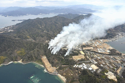 広島・江田島の山林火災で消火に向かった陸自ヘリ、警報灯点灯し空港に急きょ着陸