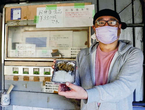 半世紀稼働「弁当自販機」、茨城のドライブインに全国からファン…店主が手作り「機械と体が続く限り」