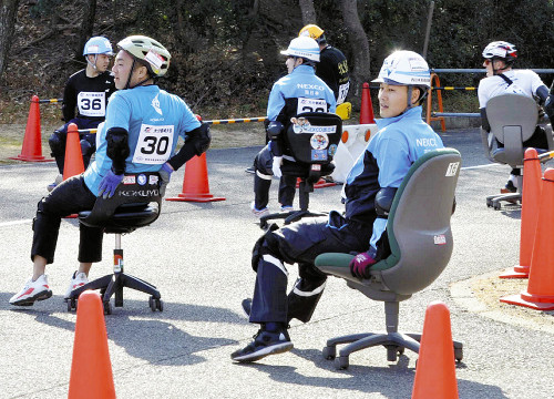 とにかくしんどい「いす―１ＧＰ」…後ろ向きに座って進む２時間耐久レース、汗ぬぐい「一心不乱に走った」