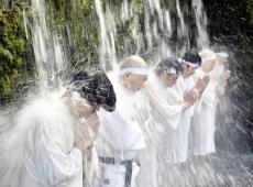 冷たい滝の水に打たれながら１年の無事祈る「今年は少しでもいい年に」…立山連峰の麓で「寒修行」