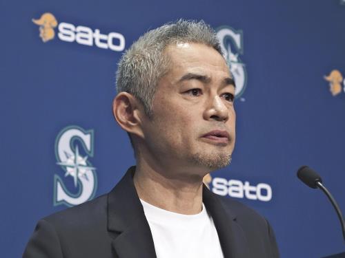 イチローさん、白Ｔシャツに紺ジャケットで殿堂入り会見…永久欠番「サインに５１をずっと使える」