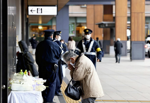 長野駅前３人死傷、男はやせ形でメガネをかけ頭に白い布…全ての市立小中で保護者の付き添い促す