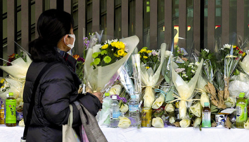 長野駅前殺傷、亡くなった丸山さんのサッカークラブ教え子ら献花「人間性も成長させてくれた」