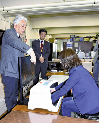 まひ残る片手のリハビリ用ロボ、正常な手の動きの映像で脳を活性化…盛岡の医療機器メーカーが開発