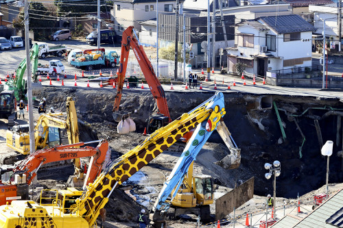 八潮の陥没事故、運転手の捜索を下水道管に移行…「穴内部で発見の可能性ない」と小型カメラ投入