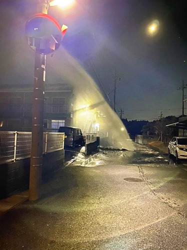 「噴き出た水がアパート飛び越えた」…千葉・大網白里の住宅街で道路陥没、水道管が破損か