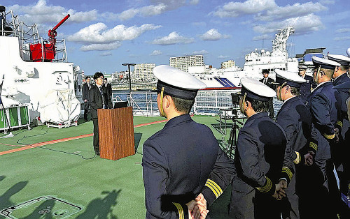 尖閣周辺で領海警備、石垣海保職員に中野国交相「極度の緊張下で対応している皆さんに敬意」