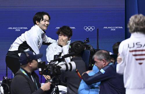 鍵山優真、隣の佐藤駿を揺さぶり「メダルだよ！」…ジャンプ失敗するも王者マリニンが大失速