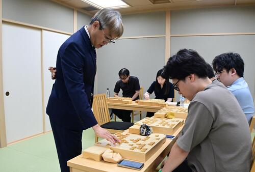 羽生善治九段の多面指しに挑むファン、「一日店長」森内俊之九段は