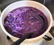 「紫キャベツあったから味噌汁にしてみた」親に言われてのぞいた鍋、衝撃走る「ジャイアンシチューやん」