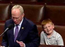 米下院議員の息子が父の演説中「変顔」連発！白目むき、舌突き出した 弟のために笑顔を見せただけ!?
