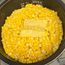 「ご飯が見えない…」とうもろこし農家が教える「炊き込みご飯」が“黄色い宝石箱” 14万いいねの大反響