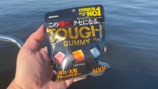 なんとタフグミを餌にクロダイ大漁！大阪湾ではソーダ味が人気　釣りファン仰天の動画