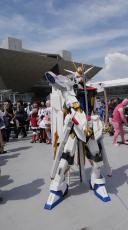 猛暑日の強烈日差しもなんの！圧巻のガンダムコスプレが仁王立ち「みんなのために頑張ります」