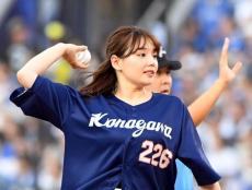 篠崎愛、初体験の始球式にドッキドキ！ナマ脚でちょいミス＆はにかみ笑顔　ネット思わず「ケイ邪魔」