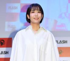 万バズ「ミスFLASH」美女のムキムキ×ふわふわコントラスト　ネット「惚れ惚れ美ボディ」「鎖骨キレイ」