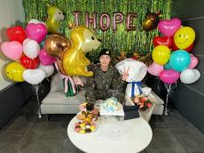 BTS J-HOPEが除隊 ジンが祝福に駆け付ける！日本から76歳女性ARMYも 世界からファンが大集結