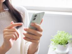 スマホやノートパソコン使用で認知症のリスクが上昇!? 姿勢の悪さが脳の血流に影響か　英大学で研究