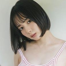 “役満ボディ”岡田紗佳　新作カレンダーに絶賛の声「綺麗な縦長のおヘソが可愛いです」