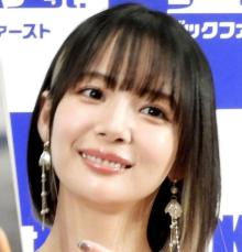 役満ボディ・岡田紗佳の深いスリット入りドレス姿に「足キレイ」「素敵」「脚長い」の声