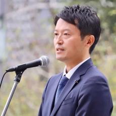 斎藤元彦氏 知事就任式に1200人 県職員から花束「知事、もう少し笑ってください！」呼びかけも硬い表情崩さず