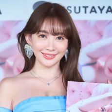 小嶋陽菜オフショルダードレスでイベント出演　ファンを魅了「スタイルが抜群」「女神すぎ」の声