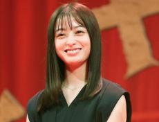 橋本環奈、真っ赤なドレスで紅白振り返り「空気清浄機」女優と再会で癒やされた～！