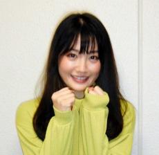 吉本新喜劇33歳人気女優「足がチャームポイントの新喜劇座員２人よ」29歳後輩と美脚２ショット